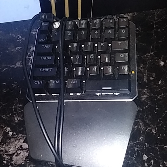 A monitor with half keyboard and hdmi cable - Picture 6 of 8